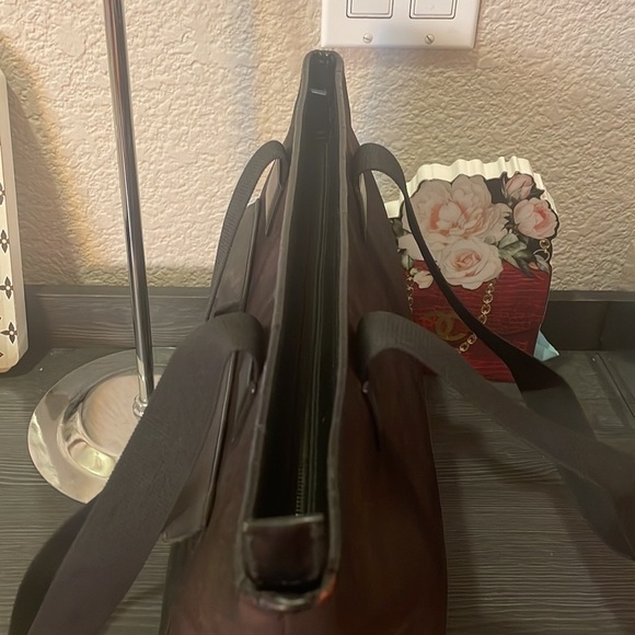 August Gucci Tote zipper closure - Picture 12 of 16